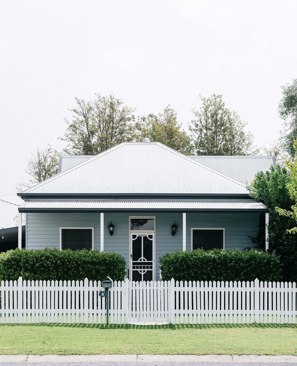 Photographer @marniehawson came across this sweet weatherboard cottage when roaming the jacaranda-lined streets of Goondiwindi.⁠
⁠
This close-knit community in south-west Queensland is experiencing a resurgence in young people returning to the thriving hub of primary production. ⁠
⁠
To find out why you should add Goondiwindi to your 'must-visit' list, tap the link in our profile. ⁠
⁠
Photography: @marniehawson⁠
Story: @clairemactaggart⁠
⁠
#cottageexterior #picketfence #housefacade #homeexterior #bluehouse #countryhome