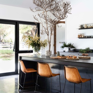 Natural light saturates the modern farmhouse kitchen of homewares store owner, Hayley Priest. ⁠
⁠
Custom-made steel fabrication features throughout the home, including the island and bench-tops in the kitchen. ⁠
⁠
The newly built home is also 100 per cent off the grid. "We're independent of town facilities - power, water, waste water," says Hayley. ⁠
⁠
Tap the link in our profile to see more of this modern farmhouse masterpiece.⁠
⁠
Photography: @brigidarnottphotography⁠
Styling: Jodie Gibbons @belljarinteriors⁠
Words: @justicelyn⁠
⁠
#blackkitchen #modernfarmhouse #modernkitchen #kitchenisland #openshelving⁠
