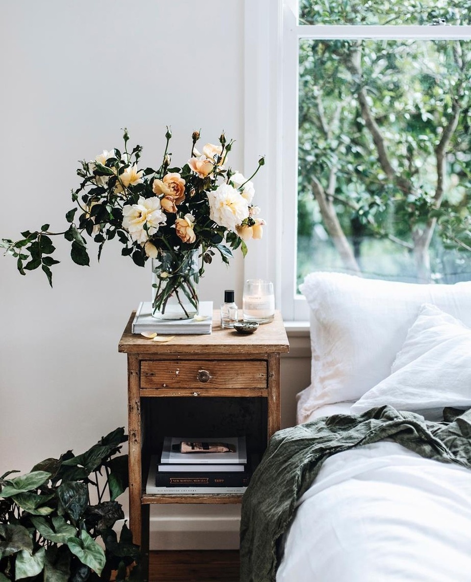 Like the rest of us, photographer @abbie_melle had to slow down and take stock over the last few months and she's acquired a new-found appreciation for the quieter life.⁠
⁠
"For the first time in years I had the opportunity to watch autumn and winter unfold, and I took hold of that with joy."⁠
⁠
Tap the link in our bio to see more of Abbie's treasured moments in #isolation.⁠
⁠
Photography: @abbie_melle⁠
⁠
#bedroom #bedside #flowers #isolationdiaries