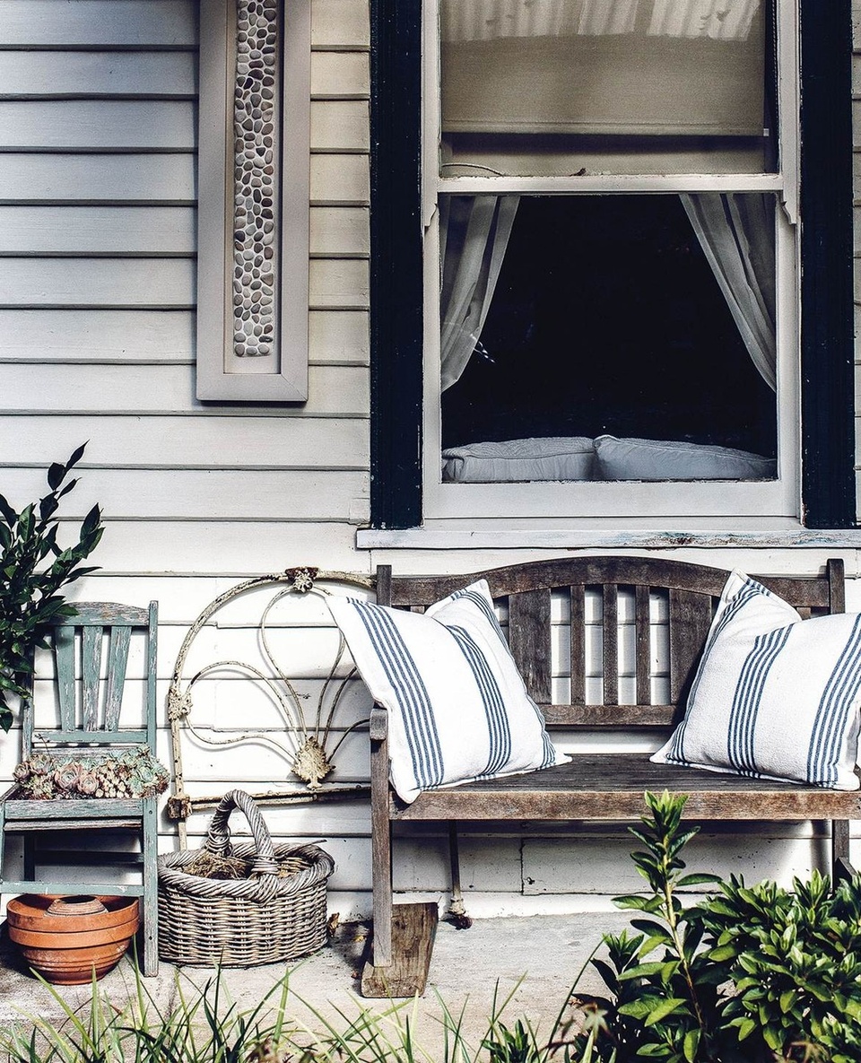 #Gardening doesn't have to be an expensive pastime. From propagating plants to #upcycling old containers, materials and furniture, tap the link in our bio for some clever ideas for creating a gorgeous #garden setting using what you've got on hand.⁠
⁠
Photography: @felix_forest⁠
⁠
#upcyclingideas #countrygarden #gardenbench