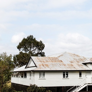 From her 80-year-old weatherboard homestead at Conondale Station, Maree Duncombe can take in the views of the Sunshine Coast hinterland and keep an eye on her beloved Brahman cows. ⁠
⁠
"I have always been surrounded by cattle and they are absolutely my everything ... they have given me so much happiness and fulfilment with life," she says. ⁠
⁠
Tap the link in our bio to step inside the cottage and learn more about Maree's passion for farming.⁠
⁠
Photography: @kararosenlund⁠
Words: @clairemactaggart⁠
⁠
#whitefarmhouse #homeexterior #farmhousestyle #homestead #weatherboard #christmasdecorating