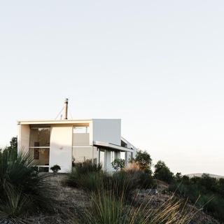 Surrounded by the @eyrepeninsula ‘s wild bushland, your own private retreat at @tanongaecolodge is the perfect spot to unwind. ⁠
⁠
Find out more about the Eyre Peninsula in the September issue of Country Style, out now.⁠
⁠
Photography @marniehawson