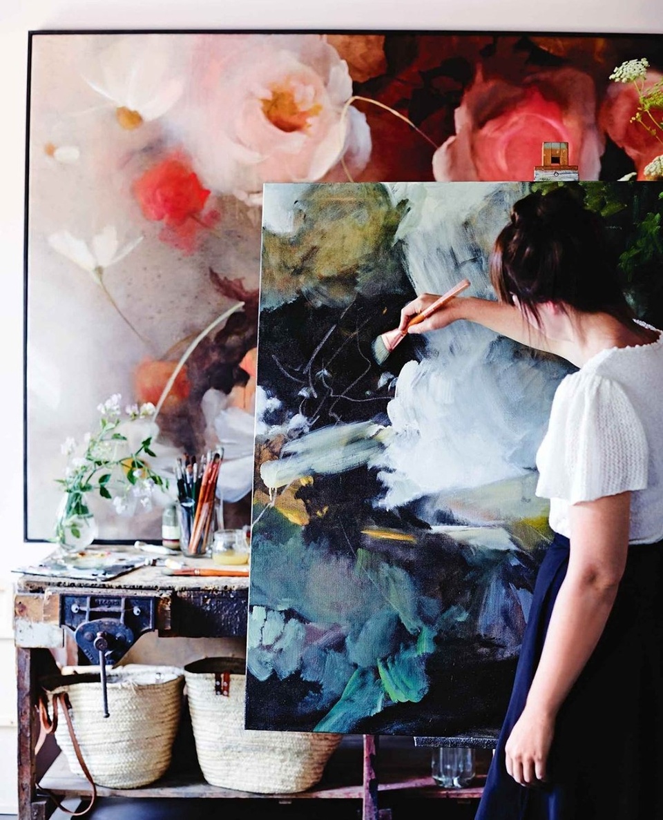 With a botanical theme and in the style of 17th-century Dutch still life, @morgan.allender's paintings often depict the #flowers that she loves and grows herself — luscious full-cupped roses, daisies, hydrangeas and hellebores all casually strewn as if just plucked from the garden outside.⁠
⁠
Tap the link in our bio to tour her #AdelaideHills garden, the source of inspiration for both her #art and her botanical arrangements.⁠
⁠
Photography: @markroperphotography⁠
⁠
#australianartist #flowergarden #meadowgarden #painter