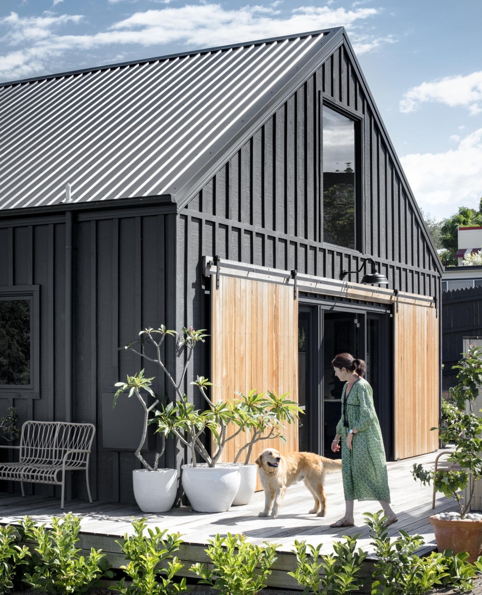 Several of you have contacted us about homes we have featured in past issues, asking if they were destroyed by the recent #bushfires.⁠
⁠
We are happy to report that David Gleeson and Leah Atkins' home on Lake Conjola on the NSW South Coast, which graced our cover in January 2019, was not destroyed by the fire and they are safe. Our hearts go out those who were not so lucky. ⁠
⁠
To find out where you can donate to help all those affected by the #bushfirecrisis, follow the link in our bio.⁠
⁠
Words @becwhish⁠
Photography @brigidarnottphotography⁠
Styling @hannah.brady