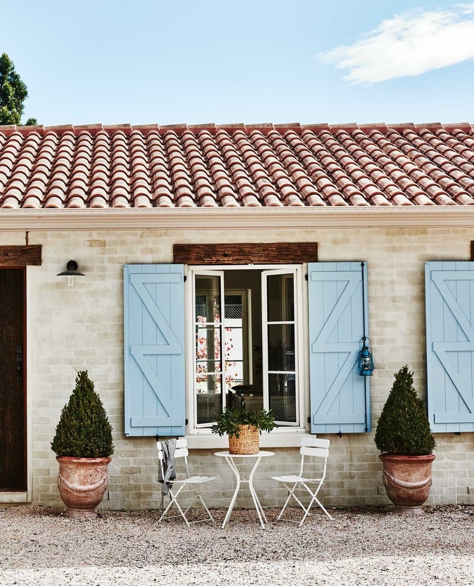 Does living in a #chateau in the rural, rolling hills of Southern #France sound like your idea of heaven?⁠
⁠
Tap the link in our bio to tour 10 French-inspired homes in Australia and let their romantic, rustic and elegant aesthetic transport you. ⁠
⁠
Photography: @lisacohenphoto / Styling: @tess.newman.morris⁠
⁠
#frenchcountrycottage #frenchcountrystyle #countryhomes