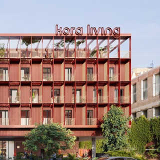 🛬 Kategora aterriza bajo el cielo de Madrid con #KoraLumen, nuestro primer proyecto en la capital. 
 
Un complejo hotelero de 4 estrellas, bajo la línea ‘Flex’, diseñado como una solución híbrida que responde a las nuevas formas de viajar de la mano de nuestra operadora @kora_living . 
 
Ubicado en el corazón de 📍 MadBit, el distrito tecnológico de Madrid, el edificio contará con: 
· 325 unidades de entre 30 y 60 m² 
· Más de 3.000m² de zonas comunes: gimnasio, piscina, coworking, txokos, restaurante... 
· Amplias zonas verdes diseñadas por @alexfenollarjardines con especies autóctonas 
· Tecnologías activas y pasivas para minimizar su impacto ambiental y reducir al máximo su consumo energético. 
 
Con una apertura prevista para 2027, Kora Lumen proyecta una rentabilidad neta en torno al 7%. 
Descubre cómo ser parte de este proyecto a través del enlace de la bio. 
____________ _ 
🛬 Kategora touches down under the Madrid sky with #KoraLumen, our first project in the Spanish capital.

A 4-star hotel complex under our ‘Flex’ line, designed as a hybrid solution that responds to new ways of traveling, powered by our operator @kora_living .

Located in the heart of 📍MadBit, Madrid’s tech district, the building will feature:
· 325 units ranging from 30 to 60 m²
· Over 3,000 m² of common areas: gym, pool, coworking space, txokos, restaurant...
· Expansive green spaces landscaped by @alexfenollarjardines with native plant species
· Active and passive technologies to minimize environmental impact and reduce energy consumption to a minimum.

Scheduled to open in 2027, Kora Lumen is expected to deliver a net return of around 7%.
Find out how to be part of this project through the link in our bio.
