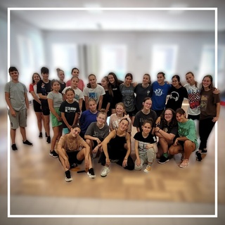 🏠 House s @kateblazek_sun na 331 Dance Kempu 2022 byl prostě boží, ještě jednou děkujeme ❤ ⁠
⁠
V 331 Dance Studiu Olomouc určitě plánujeme věnovat se House Dance i v následující taneční sezóně, ideálně aspoň o kousek víc než tomu bylo v předchozích letech 😊⁠
⁠
📣 Líbí se ti House? Tak neváhej a přidej se k nám, zápis pro nové tanečníky právě probíhá na 👉 www.331.cz 👈, tak klikej třeba na link v biu 😃⁠
⁠
Těšíme se na tebe ❤ ⁠
⁠
#331dancestudio #olomouc #olomouc_city #olomouccity #tanecolomouc #tanec #tance #tancovani #tanecniskola #tanecnistudio #olomoucity #danceolomouc #olomoucdancers #volomouci #kamvolomouci #olomouclife #olomouczije #igolomouc #instaolomouc #akceolomouc #zabavaolomouc #streetdance #house #housedance #331kemp #katesun #asu #allstyleunit