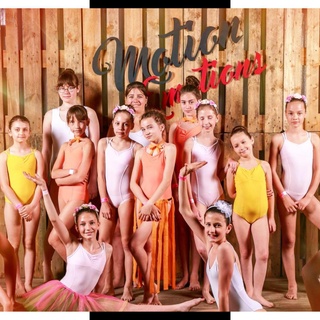 Lil´Honeys - 4 sezóny | Motion & Emotions 🔥⁠
⁠
Tento týden bychom chtěli zavzpomínat na taneční soutěže, kterých jsme kvůli vládním opatřením se už druhý rok po sobě nemohli zúčastnit. Zároveň ale chceme poděkovat jejich organizátorům a vzkázat jim, že se už moc těšíme, až se k nim na soutěž zase podíváme 😇⁠
⁠
Motion & Emotions je jediná taneční soutěž, díky které si můžete zatancovat na zimním stadionu. Toto hodně netradiční místo má možná nějaké drobné nevýhody, určitě ale pomáhá dotvářet jedinečnou atmosféru akce, která nás zaujala hned napoprvé. Děkujeme @styldance_unicov 🙏 ⁠
⁠
Byli jste někdy na #motionandemotions ? A jak se vám na "zimáku" tancovalo? 😀⁠
⁠
#331dancestudio #olomouc #contemporarydance #lilhoneys