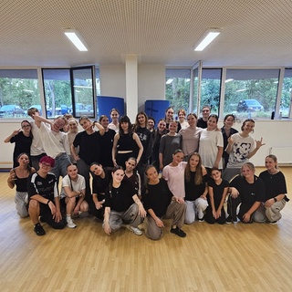 📸 Summer Collabo Open Class⁠
⁠
Rozjeli jsme naše speciální letní taneční lekce, které pod názvem Summer Collabo Open Class probíhají každé pondělí. A proč speciální? Protože na každé lekci spolupracují hned dvě lektorky 331 Dance Studia Olomouc 💙⁠
⁠
Zatím máme za sebou Dancehall s @anetafafilkova & @zuzapospisilovaa a Hip Hop v podání @n.blahovaa & @sofielachova 😊 Na obou lekcích byla opravdu skvělá atmosféra a my moc děkujeme všem, kteří se s námi chtějí i o prázdninách vidět a zatancovat si 😍⁠ ⁠
⁠
Léto ale pokračuje a s ním i naše open classy, na programu je v nejbližší době House Dance, Dancehall, Amapiano nebo K-Pop ☀️ Tak neváhej a přijď se vyblbnout a něco nového se naučit 😀⁠
⁠
✳️ Více informací a rezervaci lekcí najdeš na ⁠
➡️ www.331.cz/open-class ⬅️⁠
⁠
⁠Jestli se ti tento příspěvek líbí ⤵️⁠
⁠
❤️ dej mu lajk ⁠
✍️ napiš do komentářů svoje postřehy⁠
💟 sdílej ho⁠
🏷 sleduj @331dancestudio ⁠
⁠
Nebo si s námi přijď rovnou zatancovat ⤵️⁠
⁠
✅ Taneční lekce v Olomouci: ⁠
👉 www.331.cz/olomouc 👈⁠
⁠
✅ Taneční lekce v Praze:⁠
👉 www.331.cz/praha 👈⁠
⁠
#331dancestudio #olomouc #tanecolomouc #olomoucity #danceolomouc #olomoucdancers #volomouci #kamvolomouci #detiolomouc #tanecprodeti ⁠
#pohybprodeti #krouzkyprodeti #olomouclife #olomouczije #tanec #tance #tanecniskola #tanecnistudio #tanecniskupina #tancovani #dance #tanecnici #tanecnice #tanečnice #tanecnilekce #openclass #331family