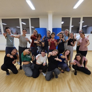 📸 Streetdance Styles⁠
⁠
Na nesoutěžním tanečním kurzu Streetdance Styles pro začínající a mírně pokročilé tanečníky tancujeme Hip Hop, House Dance, Dancehall, Locking, Litefeet, Amapiano, atd. Trénujeme v Olomouci každé úterý od 20:00 hod. ⁠
⁠
Stále se můžeš přidat: ⁠
👉 www.331.cz/streetdance-styles 👈⁠
⁠
Jestli se ti tento příspěvek líbí ⤵️⁠
⁠
❤️ dej mu lajk ⁠
✍️ napiš do komentářů svoje postřehy⁠
💟 sdílej ho⁠
🏷 sleduj @331dancestudio ⁠
⁠
Nebo si s námi přijď rovnou zatancovat ⤵️⁠
⁠
✅ Taneční lekce v Olomouci: ⁠
👉 www.331.cz/olomouc 👈⁠
⁠
✅ Taneční lekce v Praze:⁠
👉 www.331.cz/praha 👈⁠
⁠
#331dancestudio #olomouc #tanecolomouc #olomoucity #danceolomouc #olomoucdancers #volomouci #kamvolomouci #olomouclife #olomouczije #zabavaolomouc #tanec #tance #tanecniskola #tanecnistudio #tanecniskupina #tancovani #dance #tanecnilekce #streetdance #hiphopdance #hiphoptanec #hiphop #streetdancestyles #331family