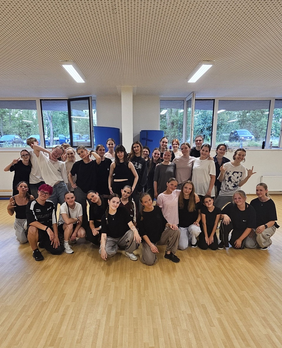 📸 Summer Collabo Open Class⁠
⁠
Rozjeli jsme naše speciální letní taneční lekce, které pod názvem Summer Collabo Open Class probíhají každé pondělí. A proč speciální? Protože na každé lekci spolupracují hned dvě lektorky 331 Dance Studia Olomouc 💙⁠
⁠
Zatím máme za sebou Dancehall s @anetafafilkova & @zuzapospisilovaa a Hip Hop v podání @n.blahovaa & @sofielachova 😊 Na obou lekcích byla opravdu skvělá atmosféra a my moc děkujeme všem, kteří se s námi chtějí i o prázdninách vidět a zatancovat si 😍⁠ ⁠
⁠
Léto ale pokračuje a s ním i naše open classy, na programu je v nejbližší době House Dance, Dancehall, Amapiano nebo K-Pop ☀️ Tak neváhej a přijď se vyblbnout a něco nového se naučit 😀⁠
⁠
✳️ Více informací a rezervaci lekcí najdeš na ⁠
➡️ www.331.cz/open-class ⬅️⁠
⁠
⁠Jestli se ti tento příspěvek líbí ⤵️⁠
⁠
❤️ dej mu lajk ⁠
✍️ napiš do komentářů svoje postřehy⁠
💟 sdílej ho⁠
🏷 sleduj @331dancestudio ⁠
⁠
Nebo si s námi přijď rovnou zatancovat ⤵️⁠
⁠
✅ Taneční lekce v Olomouci: ⁠
👉 www.331.cz/olomouc 👈⁠
⁠
✅ Taneční lekce v Praze:⁠
👉 www.331.cz/praha 👈⁠
⁠
#331dancestudio #olomouc #tanecolomouc #olomoucity #danceolomouc #olomoucdancers #volomouci #kamvolomouci #detiolomouc #tanecprodeti ⁠
#pohybprodeti #krouzkyprodeti #olomouclife #olomouczije #tanec #tance #tanecniskola #tanecnistudio #tanecniskupina #tancovani #dance #tanecnici #tanecnice #tanečnice #tanecnilekce #openclass #331family