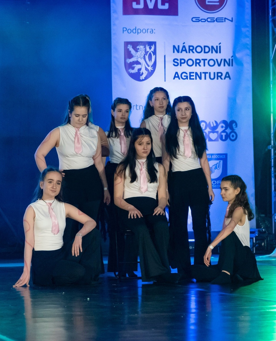 📸 Joyz - Us⁠
⁠
Contemporary choreografie s názvem Us od juniorského týmu Joyz na taneční soutěži Czech Dance Masters 2025 😍⁠
⁠
⁠Jestli se ti tento příspěvek líbí ⤵️⁠
⁠
❤️ dej mu lajk ⁠
✍️ napiš do komentářů svoje postřehy⁠
💟 sdílej ho⁠
🏷 sleduj @331dancestudio ⁠
⁠
Nebo si s námi přijď rovnou zatancovat ⤵️⁠
⁠
✅ Taneční lekce v Olomouci: ⁠
👉 www.331.cz/olomouc 👈⁠
⁠
✅ Taneční lekce v Praze:⁠
👉 www.331.cz/praha 👈⁠
⁠
#331dancestudio #olomouc #tanecolomouc #olomoucity #danceolomouc #olomoucdancers #volomouci #kamvolomouci #detiolomouc #tanecprodeti ⁠
#pohybprodeti #krouzkyprodeti #olomouclife #olomouczije #tanec #tance #tanecniskola #tanecnistudio #tanecniskupina #tancovani #dance #tanecnisoutez #tanecnivystoupeni #vystoupeni #choreografie #choreo #cdm #czechdancemasters #joyz #331family