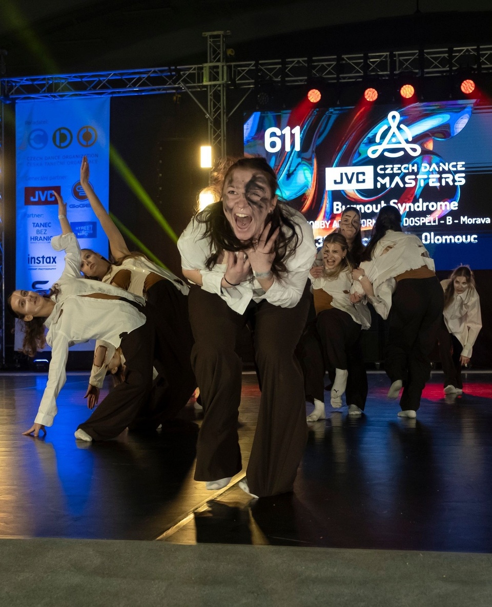 📸 Mystiquez - Burnout Syndrome⁠
⁠
Contemporary choreografie s názvem Burnout Syndrome od dospěláckého týmu Mystiquez na taneční soutěži Czech Dance Masters 2025 😍⁠
⁠
⁠Jestli se ti tento příspěvek líbí ⤵️⁠
⁠
❤️ dej mu lajk ⁠
✍️ napiš do komentářů svoje postřehy⁠
💟 sdílej ho⁠
🏷 sleduj @331dancestudio ⁠
⁠
Nebo si s námi přijď rovnou zatancovat ⤵️⁠
⁠
✅ Taneční lekce v Olomouci: ⁠
👉 www.331.cz/olomouc 👈⁠
⁠
✅ Taneční lekce v Praze:⁠
👉 www.331.cz/praha 👈⁠
⁠
#331dancestudio #olomouc #tanecolomouc #olomoucity #danceolomouc #olomoucdancers #volomouci #kamvolomouci #detiolomouc #tanecprodeti ⁠
#pohybprodeti #krouzkyprodeti #olomouclife #olomouczije #tanec #tance #tanecniskola #tanecnistudio #tanecniskupina #tancovani #dance #tanecnisoutez #tanecnivystoupeni #vystoupeni #choreografie #choreo #cdm #czechdancemasters #joyz #331family