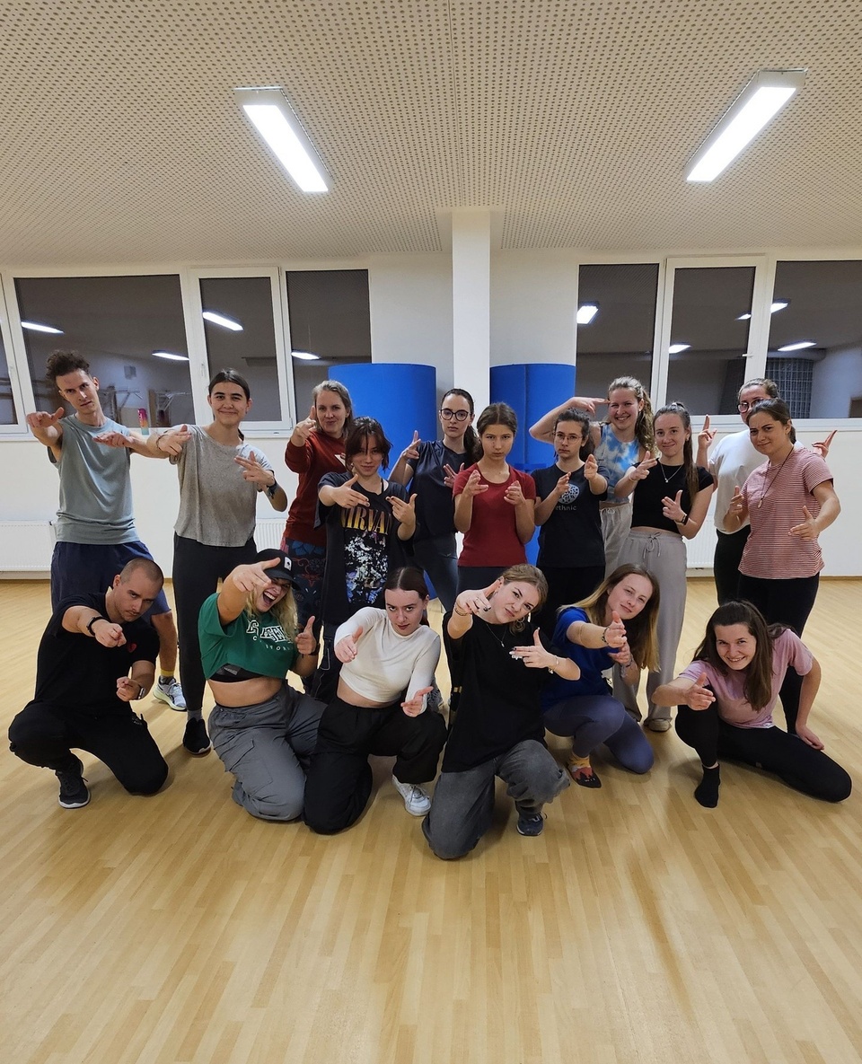 📸 Streetdance Styles⁠
⁠
Na nesoutěžním tanečním kurzu Streetdance Styles pro začínající a mírně pokročilé tanečníky tancujeme Hip Hop, House Dance, Dancehall, Locking, Litefeet, Amapiano, atd. Trénujeme v Olomouci každé úterý od 20:00 hod. ⁠
⁠
Stále se můžeš přidat: ⁠
👉 www.331.cz/streetdance-styles 👈⁠
⁠
Jestli se ti tento příspěvek líbí ⤵️⁠
⁠
❤️ dej mu lajk ⁠
✍️ napiš do komentářů svoje postřehy⁠
💟 sdílej ho⁠
🏷 sleduj @331dancestudio ⁠
⁠
Nebo si s námi přijď rovnou zatancovat ⤵️⁠
⁠
✅ Taneční lekce v Olomouci: ⁠
👉 www.331.cz/olomouc 👈⁠
⁠
✅ Taneční lekce v Praze:⁠
👉 www.331.cz/praha 👈⁠
⁠
#331dancestudio #olomouc #tanecolomouc #olomoucity #danceolomouc #olomoucdancers #volomouci #kamvolomouci #olomouclife #olomouczije #zabavaolomouc #tanec #tance #tanecniskola #tanecnistudio #tanecniskupina #tancovani #dance #tanecnilekce #streetdance #hiphopdance #hiphoptanec #hiphop #streetdancestyles #331family