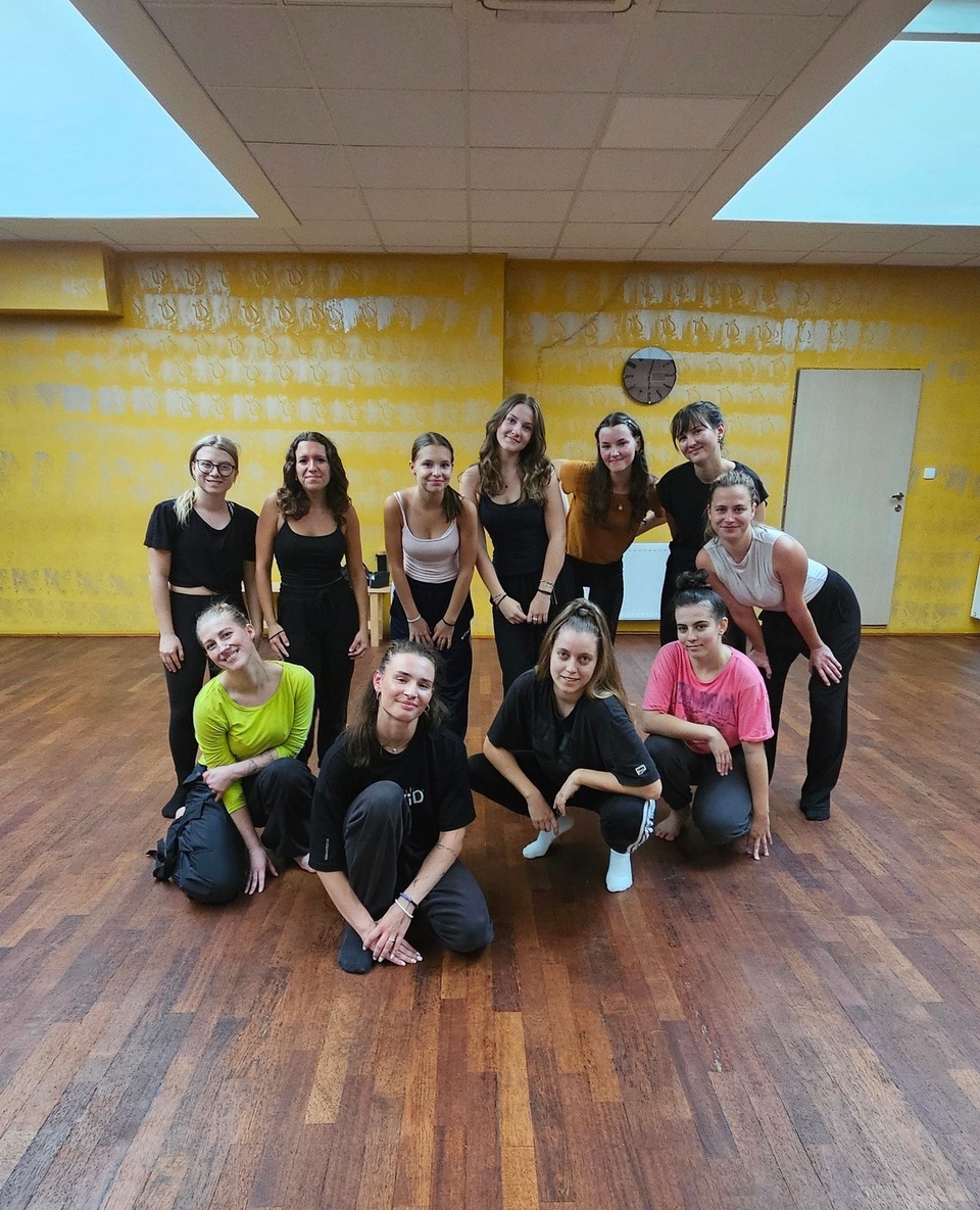 📸 Contemporary Dance Praha⁠
⁠
Nová taneční sezóna odstartovala nejen v Olomouci, ale také v Praze. Věkově neomezený taneční kurz zaměřený na Contemporary Dance pro začátečníky a mírně pokročilé organizujeme ve Studiu Itaka na Vinohradech. A ještě pořád se k nám můžeš přidat 😊⁠
⁠
Jestli se ti tento příspěvek líbí ⤵️⁠
⁠
❤️ dej mu lajk ⁠
✍️ napiš do komentářů svoje postřehy⁠
💟 sdílej ho⁠
🏷 sleduj @331dancestudio ⁠
⁠
Nebo si s námi přijď rovnou zatancovat ⤵️⁠
⁠
✅ Taneční lekce v Olomouci: ⁠
👉 www.331.cz/olomouc 👈⁠
⁠
✅ Taneční lekce v Praze:⁠
👉 www.331.cz/praha 👈⁠
⁠
#331dancestudio #tanecpraha #tanecvpraze #praha #vpraze #prahacity #prahagram #praha_life #akcepraha #akcevpraze #sportpraha #sportvpraze #tanecnilekcepraha #tanec #tance #tanecniskola #tanecnistudio #tanecniskupina #tancovani #contemporary #dance #contemporarydance #tanecnilekce #soucasnytanec #modernitanec #vyrazovytanec #scenickytanec #331family ⁠