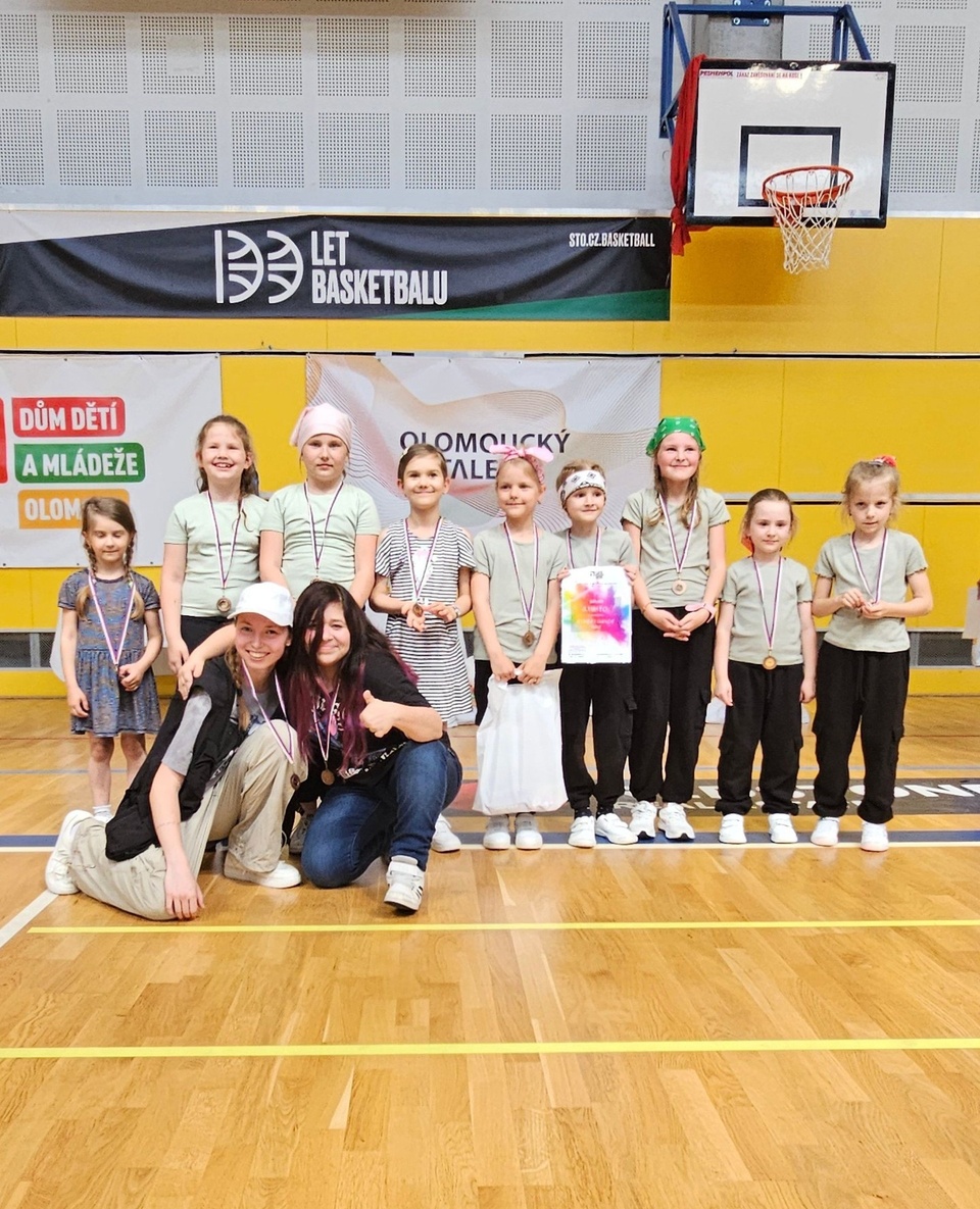 📸 Streetdance Mini⁠
⁠
Skupina nejmenších dětí v 331 Dance Studiu Olomouc se jmenuje Mini Stars 😍⁠ I ta si letos vyzkoušela, jaké je to tancovat před porotou a diváky na taneční soutěži. Děti se dokonce dostaly na stupně vítězů a vybojovaly si tak zasloužené medaile 🏅 ⁠
⁠
⚠️ Zápis do skupiny Streetdance Mini pro děti ve věku od 5 let právě probíhá. Více info a online přihláška je na 👉 www.331.cz/streetdance-mini 👈⁠
⁠
Jestli se ti tento příspěvek líbí ⤵️⁠
⁠
❤️ dej mu lajk ⁠
✍️ napiš do komentářů svoje postřehy⁠
💟 sdílej ho⁠
🏷 sleduj @331dancestudio ⁠
⁠
Nebo si s námi přijď rovnou zatancovat ⤵️⁠
⁠
✅ Taneční lekce v Olomouci: ⁠
👉 www.331.cz/olomouc 👈⁠
⁠
✅ Taneční lekce v Praze:⁠
👉 www.331.cz/praha 👈⁠
⁠
#331dancestudio #olomouc #olomouc_city #olomouccity #tanecolomouc #volomouci #kamvolomouci #tanec #tance #tanecniskola #tanecnistudio #tanecniskupina #tancovani #olomoucity #danceolomouc #olomouclife #olomouczije #streetdance #dance #hiphopdance #hiphoptanec #ministars #detiolomouc #tanecprodeti #tanecnisoutez #tanecnivystoupeni #331family 