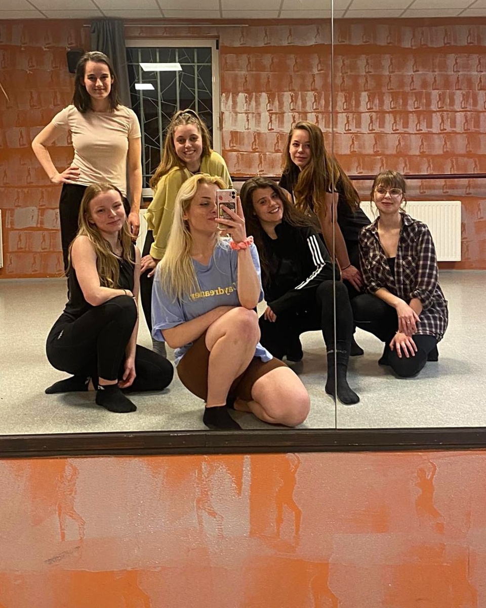 Každou středu probíhají v Praze jednorázové taneční lekce (open classy) Contemporary Dance s @denisa_mentlikova 😍 Jsou určeny všem zájemcům bez ohledu na věk i taneční zkušenosti. Vítáni jsou i úplní začátečníci 😊 ⁠
⁠
Více informací a přihlášky: ⁠
👉 www.331.cz/praha 👈⁠
(nebo přes link v biu) ⁠
⁠
#331dancestudio #tanec #tance #tanecniskola #tanecnistudio #tancovani #tanecnice #tanečnice #tanecnici #czechdance #czechdancers #czdance #czdancers #tanecpraha #tanecvpraze #praha #vpraze #vprazeneninuda #vprazejeblaze #vprazeblaze #prahacity #praha_life #akcepraha #akcevpraze  #sportvpraze #tanecnilekcepraha #contemporarydance #soucasnytanec #modernitanec #331family