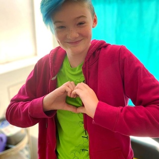 A Twitter post has gone viral about Fiona, an 11-year-old girl, writing "Black Lives Matter" and more in chalk on the sidewalks in front of the homes of neighbors with Trump yard signs. Tap link in bio to continue on @EDGEmedianetwork ?️‍??⁠
⁠
?️: @kschatt13⁠
?: Fiona / @just_brandyann / Twitter