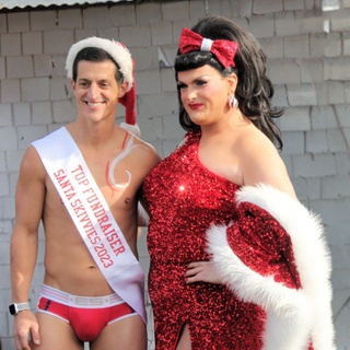 So many community members came out for the Santa Skivvies Run through the Castro. Over two hundred people ran through the neighborhood, raising over $120,000 for the @sfaidsfound. ⁠
⁠
❤️ & share, tag your friends, then tap our link in bio for more ⁠
? @EDGEmedianetwork⁠
?: @justgiveitashot⁠
??????