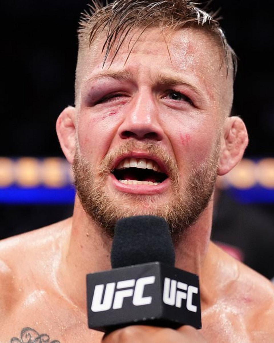 American UFC fighter @chuckbuffalomma has apologized for using an anti-gay slur after being booed by the crowd at the an event Saturday night in Sidney, Australia, reports @the.independent. But Radtke wasn't the only UFC competitor to make a homophobic statement at the event. "@manelkape came under fire for his language after he beat Felipe dos Santos on points, with the victorious flyweight having used his in-ring interview to aim a remark at Kai Kara-France, whom he was originally scheduled to face," adds @the.independent.⁠
⚠️Trigger warning: This story contains an anti-gay slur that might be distressing to some readers.⚠️⁠
?️Save and share this post.⁠
 ?️Tap our link in bio for more on @EDGEmedianetwork.?️⁠
????⁠
?: @chuckbuffalomma @manelkape
