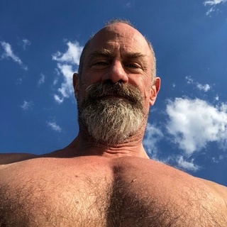 "Law & Order" actor @chris_meloni bared all about his naked workouts in his home gym at this year's NBCUniversal Upfront last month, Vanity Fair reported. At the event, Meloni was "asked about his fitness routine," Vanity Fair recounted, and the fit 61-year-old actor held nothing back — including the fact that when he's working out at home, his exercise attire is his birthday suit. Meloni, "whose pert posterior has become the focus of many memes over the last couple of years, told the audience, 'I work out naked. It's my gym,'" the VF piece said. What's more, "he added that he also doesn't bother to 'black out the window,' giving his neighbors quite the eyeful every day," the article added. "And I'm OK with that," Meloni declared — though, he added, "My wife is not." Meloni indicated that he works out best when he's alone in the zone. "I'm not to be spoken to," Meloni said of time spent sweating over barbells. "It's like interrupting a monk when he's in the middle of his monk-ing." But there is one thing the actor, who has acknowledged his "zaddy" status in the past, does wear, the article added, noting that "to keep his zen-like focus on the task at hand during his 'very serious' gym time, the actor will wear big headphones to block out distractions." Added VF: "Which is also why he prefers to use his trainer's personal gym versus going to a public one." Or his home gym, where the weights are sure to be put away properly ("I'm OCD," Meloni said, referring to how irritating he finds it when the equipment isn't properly racked, stacked, and otherwise squared away). Plus, where else can he get buff in the buff?⁠
⁠
Tap link in bio to continue on @EDGEmedianetwork⁠
????⁠
?: @chris_meloni