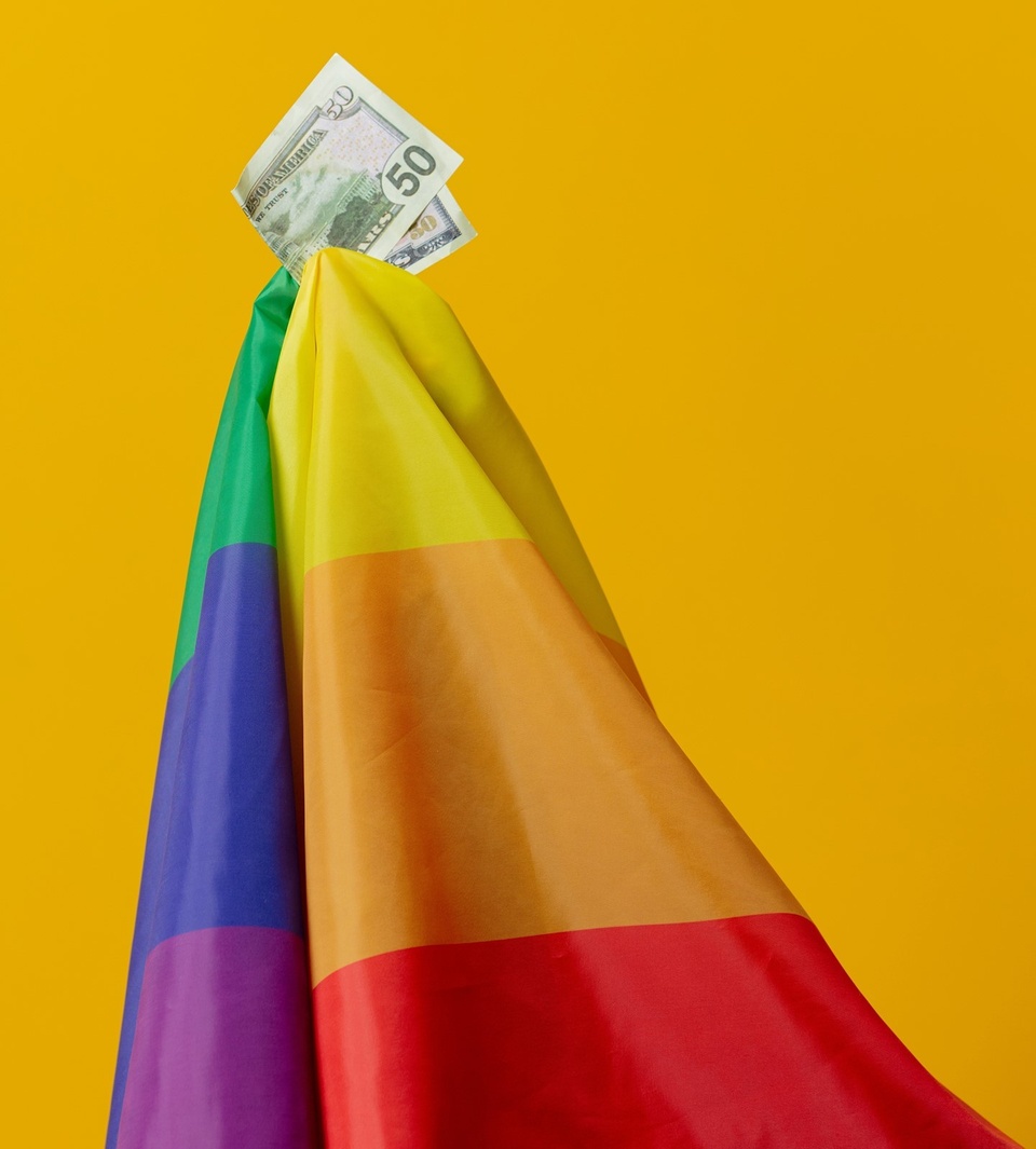 An investigative report has uncovered more than two dozen companies that wave the rainbow flag during Pride Month but contribute to anti-LGTBQ politicians, Jezebel has reported. "Corporate rebrandings for Pride month — rainbow Twitter avatars, cringe-inducing ads, you name it — are cynical enough on their own, contributing to the commercialization and depoliticization of the movement for gay liberation," Jezebel notes, adding that, at the same time, a number of such companies are also "actively funding efforts to restrict the rights of those they claim to support." The initial report was posted by Popular Information, which "found that 25 major corporations have spent more than $10 million since 2019 supporting members of Congress with a zero rating on the latest Congressional scorecard produced by the Human Rights Campaign. ... These same corporations have also donated hundreds of thousands of dollars to state legislators who have sponsored anti-trans legislation this year." The disconnect in the favorable ratings by the HRC's Corporate Equality Index for companies that give to anti-LGTBQ lawmakers is the result of "HRC's methodology," Popular Information explained, which "excludes political donations, enabling corporations to craft a pro-LGBTQ image while bankrolling politicians that are undermining LGBTQ rights." Tap link in bio to continue on @EDGEmedianetwork ?? (?️: Kilian Melloy / @dragelruairi , ?: Getty)