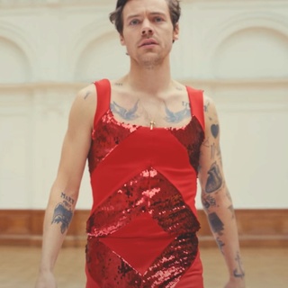 @harrystyles already has an enviable acting resume for a newcomer, from Christopher Nolan's "Dunkirk" to the upcoming "Don't Worry Darling" and "My Policeman." But the pop star said Monday at the Venice International Film Festival that, with acting, he often feels as if he has "no idea what I'm doing."  "I think it's fun to get to play in worlds that aren't necessarily your own. This world that is supposedly so perfect, it's really fun to play pretend in there," Styles said. "There wasn't too much acting." On the parallels between music and acting: "Personally I find them to be kind of opposite in a lot of ways. I think making music is a really personal thing," Styles said. "There's aspects of acting where you're drawing from experiences you've had but for the most part you're pretending to play someone else. I think that's what I find the most fun about it: playing pretend."⁠
⁠
Tap for more from Harry Styles from Venice on @EDGEmedianetwork ⁠
?️‍????❤️⁠
?: @harrystyles