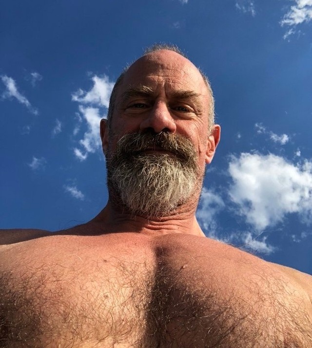 "Law & Order" actor @chris_meloni bared all about his naked workouts in his home gym at this year's NBCUniversal Upfront last month, Vanity Fair reported. At the event, Meloni was "asked about his fitness routine," Vanity Fair recounted, and the fit 61-year-old actor held nothing back — including the fact that when he's working out at home, his exercise attire is his birthday suit. Meloni, "whose pert posterior has become the focus of many memes over the last couple of years, told the audience, 'I work out naked. It's my gym,'" the VF piece said. What's more, "he added that he also doesn't bother to 'black out the window,' giving his neighbors quite the eyeful every day," the article added. "And I'm OK with that," Meloni declared — though, he added, "My wife is not." Meloni indicated that he works out best when he's alone in the zone. "I'm not to be spoken to," Meloni said of time spent sweating over barbells. "It's like interrupting a monk when he's in the middle of his monk-ing." But there is one thing the actor, who has acknowledged his "zaddy" status in the past, does wear, the article added, noting that "to keep his zen-like focus on the task at hand during his 'very serious' gym time, the actor will wear big headphones to block out distractions." Added VF: "Which is also why he prefers to use his trainer's personal gym versus going to a public one." Or his home gym, where the weights are sure to be put away properly ("I'm OCD," Meloni said, referring to how irritating he finds it when the equipment isn't properly racked, stacked, and otherwise squared away). Plus, where else can he get buff in the buff?⁠
⁠
Tap link in bio to continue on @EDGEmedianetwork⁠
????⁠
?: @chris_meloni