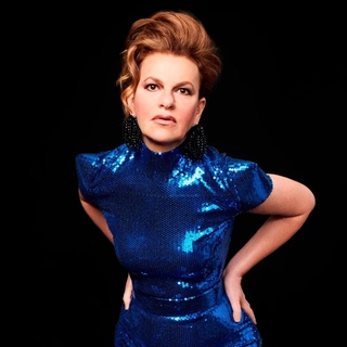 How about a little madness and mayhem? If it is with Sandra Bernhard, then emphatically yes, especially if she's going to be performing it in person for the first time in more than a year and a half. Bernhard is bringing her latest show, "Madness and Mayhem," to City Winery venues in the Northeast beginning on August 29 in Hudson Valley, NY, followed on August 30 at City Winery at Hudson River Park. On September 1 she heads to City Winery, then on September 2 to City Winery in Boston, MA. She heads out west for October dates in Arizona and California. Not that Bernhard has been hibernating during the pandemic. She continued hosting "Sandyland," her hit Sirius radio show, from her New York home during the pandemic. And a year ago she was part of the cast of "Pose" when it filmed its final season under strict pandemic rules in New York City. Bernhard spoke to EDGE recently about returning to the stage, the importance of "Pose," and what she thinks of those who don't get vaccinated. Tap link in bio to continue on @EDGEmedianetwork ?️‍??? (?️: Bob Nesti / ?: Sandra Bernhard)