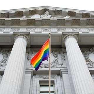 Yesterday, the LGBTQ Victory Fund, a national organization specifically dedicated to electing LGBTQ leaders to public office, released its inaugural report, Out on the Trail, detailing both the progress made and the work that lies ahead for greater LGBTQ political representation. Tap link in bio to continue on @EDGEmedianetwork ?️‍???⁠
⁠
?️: @kschatt13⁠
?: Getty