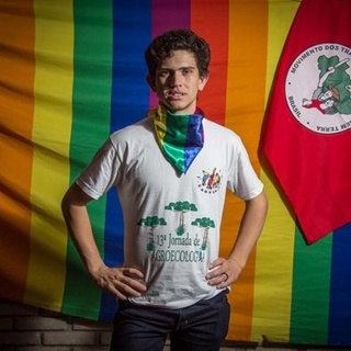 Brazilian police have taken three suspects into custody in connection with the grisly murder of a gay teacher who was shot twice and then left in a burning car, the Latin Times has learned. As per the report, "The charred remains of LGBTQ activist and professor Lindolfo Kosmaski, 25, was found with gunshot wounds along PR-151 road in São João do Triunfo in the southern state of Paraná on May 1." It's reported that Kosmaski had been bound with ropes and shot before he was left in the burning vehicle. Authorities have not yet established whether the gunshots killed the young LGBTQ activist and educator, or if he died in the fire. Days prior, Kosmaski had received death threats before he suddenly vanished from a bar. The Latin Times also noted his disappearance was so abrupt that, according to his cousin, Kosmaski "[left] his cell phone at the establishment." It's also been reported that Kosmaski was active with the Brazilian Landless Rural Workers' Movement (MST), which describes itself as "a mass social movement, formed by rural workers and by all those who want to fight for land reform and against injustice and social inequality in rural areas." Tap link in bio to continue on @EDGEmedianetwork ?️‍? (?️: Kilian Melloy / @dragelruairi , ?: Lindolfo Kosmaksi / Facebook)
