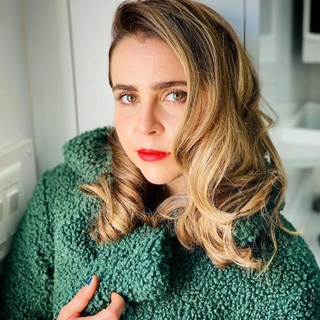 "Parenthood" and "Good Girls" alum and current co-star of Disney's fantasy series "The Owl House" Mae Whitman came out as pansexual in a social media post in which she declared herself "proud" to be the voice of "Owl House" lesbian character Amity Blight. "Being pansexual myself, I wish I had such incredible characters like Amity and Luz in my life when I was growing up," Whitman, 33, said in an Aug. 16 tweet, Us magazine reported. Luz, the show's hero (voiced by Sarah-Nicole Robles), is an ordinary human girl who accidentally ends up in a magical land. She begins attending a school for witches where she meets a number of new friends, including Amity. Luz herself is depicted as being bisexual — a first for a Disney cartoon, and still a rarity for the company's entertainment offerings overall. Amity, likewise, is the "first major animated Disney character to be a confirmed lesbian," Wikipedia notes. "Queer representation is sososo important," Whitman's tweet added. "keep it up world! #TOH." Tap link in bio to continue on @EDGEmedianetwork ?️‍?❤️ (?️: Kilian Melloy / @dragelruairi / ?: Mae Whitman / Instagram)