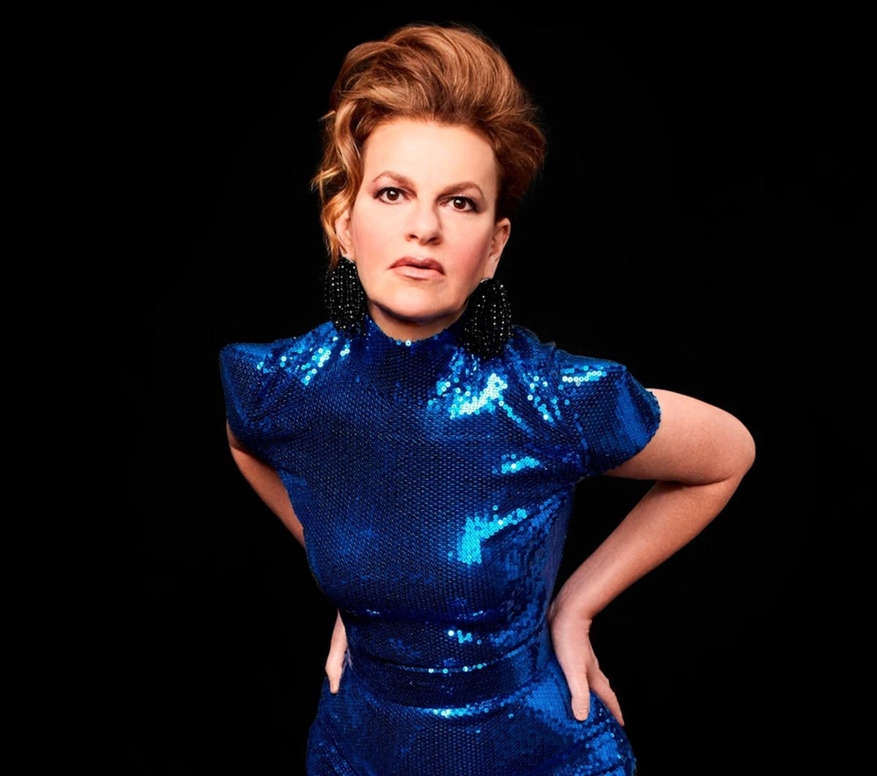 How about a little madness and mayhem? If it is with Sandra Bernhard, then emphatically yes, especially if she's going to be performing it in person for the first time in more than a year and a half. Bernhard is bringing her latest show, "Madness and Mayhem," to City Winery venues in the Northeast beginning on August 29 in Hudson Valley, NY, followed on August 30 at City Winery at Hudson River Park. On September 1 she heads to City Winery, then on September 2 to City Winery in Boston, MA. She heads out west for October dates in Arizona and California. Not that Bernhard has been hibernating during the pandemic. She continued hosting "Sandyland," her hit Sirius radio show, from her New York home during the pandemic. And a year ago she was part of the cast of "Pose" when it filmed its final season under strict pandemic rules in New York City. Bernhard spoke to EDGE recently about returning to the stage, the importance of "Pose," and what she thinks of those who don't get vaccinated. Tap link in bio to continue on @EDGEmedianetwork ?️‍??? (?️: Bob Nesti / ?: Sandra Bernhard)