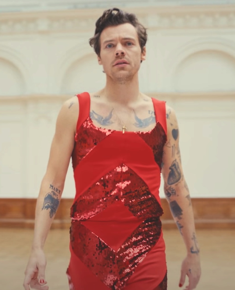 @harrystyles already has an enviable acting resume for a newcomer, from Christopher Nolan's "Dunkirk" to the upcoming "Don't Worry Darling" and "My Policeman." But the pop star said Monday at the Venice International Film Festival that, with acting, he often feels as if he has "no idea what I'm doing."  "I think it's fun to get to play in worlds that aren't necessarily your own. This world that is supposedly so perfect, it's really fun to play pretend in there," Styles said. "There wasn't too much acting." On the parallels between music and acting: "Personally I find them to be kind of opposite in a lot of ways. I think making music is a really personal thing," Styles said. "There's aspects of acting where you're drawing from experiences you've had but for the most part you're pretending to play someone else. I think that's what I find the most fun about it: playing pretend."⁠
⁠
Tap for more from Harry Styles from Venice on @EDGEmedianetwork ⁠
?️‍????❤️⁠
?: @harrystyles