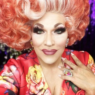 Self-proclaimed workhorse queen and celebrity housewife Mrs. Kasha Davis joined EDGE Media Network's senior editor Matthew Wexler for an intimate conversation about the power of drag and overcoming addiction.  Presented in collaboration with groundbreaking treatment center Recovery Unplugged, EDGE's six-part "Living Sober" series welcomes role models from the LGBTQ community to share their stories of success and sobriety. Mrs. Kasha Davis (MKD) competed on Season 7 of Emmy Award-winning "RuPaul's Drag Race" and has remained in the spotlight ever since. MKD has toured the country and throughout Europe, written two children's books, and now brings her passion for spreading the message of love and acceptance to a new children's TV show in development, "Imagination Station." Recovery Unplugged's alumni coordinator Michael Alvarez joined MKD to share strategies and success stories for long-term sobriety. With locations in Texas, Florida, Tennessee and Virginia, Recovery Unplugged harnesses the power of music to blaze new trails in drug and alcohol treatment. Tap link in bio to continue on @EDGEmedianetwork ?️‍???(?️: Matthew Wexler / @wexlerwrites, ?: Mrs. Kasha Davis / Instagram / @mrskashadavis)