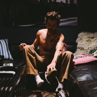 #EDGERewind :: Harry Styles opened up a bit about his sexuality (and the world's fascination with it), as well as the conversations he's had to have in his dating life as a superstar, his post-concert shower ritual, and more, in a new interview with Rolling Stone. Noting that Styles has been romantically linked with Olivia Wilde, who directed Styles in her upcoming sophomore feature, "Don't Worry, Darling," and that Styles has tried to cling to at least a modicum of privacy when it comes to his personal life, the article recounted that "rumors have filled the space" where the couple have chosen to be reserved. Styles spoke to the tendency for this to happen. While he might work to keep his public and personal lives contained and separate, "other people blur the lines for you," he said. While Styles is already getting awards buzz for "Don't Worry, Darling," even though it's still a month away from release, it's the film he shot directly afterward that has kept people talking about his sexuality, and whether he might fall on the LGBTQ+ spectrum. As for his own sexuality, "I think everyone, including myself, has your own journey with figuring out sexuality and getting more comfortable with it," Styles said. That won't satisfy fans who wonder at his tendency toward androgynous fashion choices. Rolling Stone noted that Styles "has embraced gender fluidity in his fashion, like Mick Jagger and David Bowie before him, and has repeatedly pointed out how backward it feels to require labels and boxes for everyone's identity. "Critics of his approach have accused him of 'queerbaiting,' or profiting off queer aesthetics without explicitly claiming the community," the article added. Styles touched on this, saying that, "Sometimes people say, 'You've only publicly been with women,' and I don't think I've publicly been with anyone."⁠
⁠
Tap link in bio for more on @EDGEmedianetwork ⁠
????⁠
?: Harry Styles⁠
