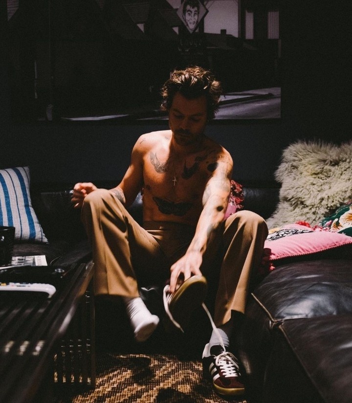 #EDGERewind :: Harry Styles opened up a bit about his sexuality (and the world's fascination with it), as well as the conversations he's had to have in his dating life as a superstar, his post-concert shower ritual, and more, in a new interview with Rolling Stone. Noting that Styles has been romantically linked with Olivia Wilde, who directed Styles in her upcoming sophomore feature, "Don't Worry, Darling," and that Styles has tried to cling to at least a modicum of privacy when it comes to his personal life, the article recounted that "rumors have filled the space" where the couple have chosen to be reserved. Styles spoke to the tendency for this to happen. While he might work to keep his public and personal lives contained and separate, "other people blur the lines for you," he said. While Styles is already getting awards buzz for "Don't Worry, Darling," even though it's still a month away from release, it's the film he shot directly afterward that has kept people talking about his sexuality, and whether he might fall on the LGBTQ+ spectrum. As for his own sexuality, "I think everyone, including myself, has your own journey with figuring out sexuality and getting more comfortable with it," Styles said. That won't satisfy fans who wonder at his tendency toward androgynous fashion choices. Rolling Stone noted that Styles "has embraced gender fluidity in his fashion, like Mick Jagger and David Bowie before him, and has repeatedly pointed out how backward it feels to require labels and boxes for everyone's identity. "Critics of his approach have accused him of 'queerbaiting,' or profiting off queer aesthetics without explicitly claiming the community," the article added. Styles touched on this, saying that, "Sometimes people say, 'You've only publicly been with women,' and I don't think I've publicly been with anyone."⁠
⁠
Tap link in bio for more on @EDGEmedianetwork ⁠
????⁠
?: Harry Styles⁠
