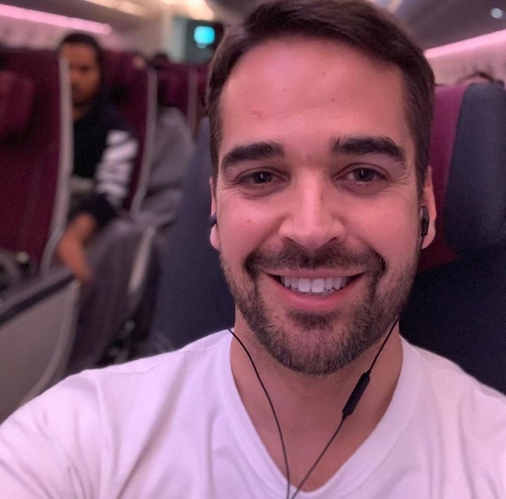 A Brazilian politician running for the presidency announced he is gay, challenging the nation's proudly homophobic leader, Jair Bolsonaro. Eduardo Leite, the 36-year-old governor of the southern state of Rio Grande do Sul, made the announcement last week during an interview with the country's top broadcaster, TV Globo, reports The Guardian. "I have never spoken about a subject related to my private life," the 36-year-old center-right politician said, according to the New York Daily News. "I'm gay — and I'm a governor who is gay rather than a gay governor. Just as Obama in the United States wasn't a black president, but a president who was black. And I'm proud of this," said Leite, from the centre-right Brazilian Social Democratic party (PSDB). "The politician, who hopes to challenge the far-right leader, Jair Bolsonaro, in next year's presidential election, said he had nothing to hide, but wished sexual orientation was 'a non-issue' in Brazil," adds The Guardian. "Leite, who hopes to become his party's nominee to challenge current president — and notorious anti-LGBTQ politician — Jair Bolsonaro in 2022, was an early supporter of the controversial leader," adds the Daily News. "However, he became a vocal critic of the president due to the current administration's disastrous handling of the COVID-19 pandemic." Tap link in bio to continue on @EDGEmedianetwork ?? ?️‍? (?: Eduardo Leite / Instagram / @eduardoleite45)