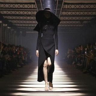 After first canceling the July shows for menswear and Haute Couture, the #French #fashion federation has now organized an unprecedented schedule of digital-only events instead. Tap link in bio to read more on @EDGEmedianetwork ???? ⁠
⁠
?: Vianney Le Caer / Invision / AP ⁠
