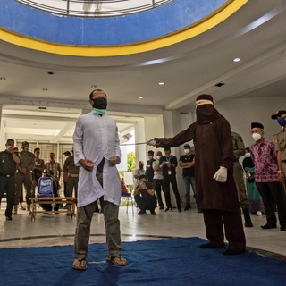 Two men in Indonesia's conservative Aceh province were publicly caned each 77 times Thursday after neighbors reported them to Islamic religious police for having sex. Dozens of people witnessed the caning at Banda Aceh's Tamansari city park. It's the third time that Aceh, the only province in Indonesia to practice Shariah law, has caned people for homosexuality since the Islamic law was implemented in 2015 as a concession made by the government to end a long-running separatist rebellion. The men, aged 27 and 29, were whipped across the back and winced with pain as a team of five enforcers wearing robes and hoods took turns, relieving one another after every 40 strokes. The men were arrested in November after residents became suspicious and broke into their rented room where they were caught having sex, said Heru Triwijanarko, Aceh's acting Sharia police chief. A Shariah court last month sentenced each man to 80 strokes, but they were caned 77 times after a remission for time spent in prison. Tap link in bio to continue on @EDGEmedianetwork ???️‍??⁠
⁠
?: A Shariah Law official uses a rattan cane to whip one of two men convicted of gay sex in Banda Aceh, Aceh province, Indonesia / AP Photo / Riska Munawarah