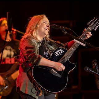 Just in time to kick off Pride, rock icon @melissa_etheridge is bringing her brand-new "One Woman Band" residency to a few of her favorite cities. Inspired by the livestreamed, at-home performances that she offered during the pandemic, "One Woman Band" is exactly that: Etheridge — and only Etheridge — providing all the instrumentation and vocals, building each song live on a looper. Unlike anything she's ever done before, these intimate residencies will allow both fans — and Etheridge herself — to connect with her material like never before. EDGE chats with Etheridge about what to expect during the show, achieving EGOT status, and the two current musicians she can't get enough of.⁠
⁠
Tap link in bio to continue on @EDGEmedianetwork⁠
?️‍?????❤️⁠
?: @melissa_etheridge